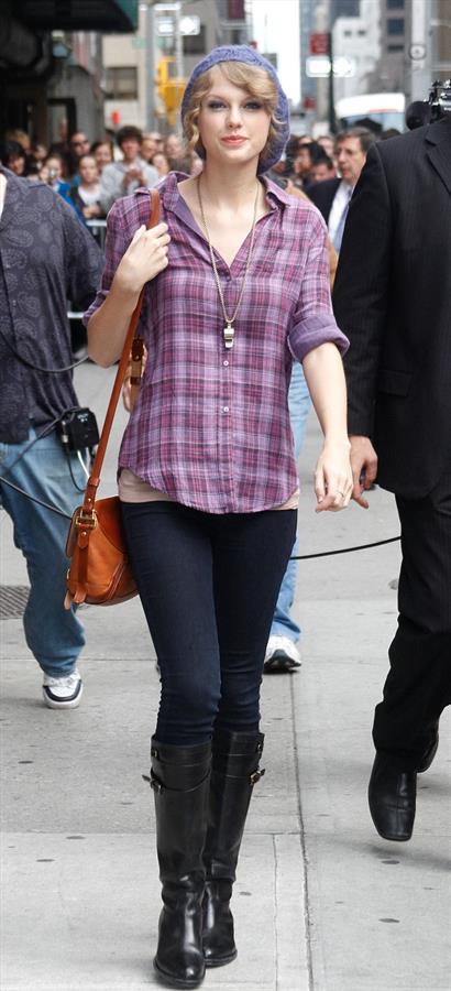 Taylor Swift arriving David Letterman Show October 26, 2010 