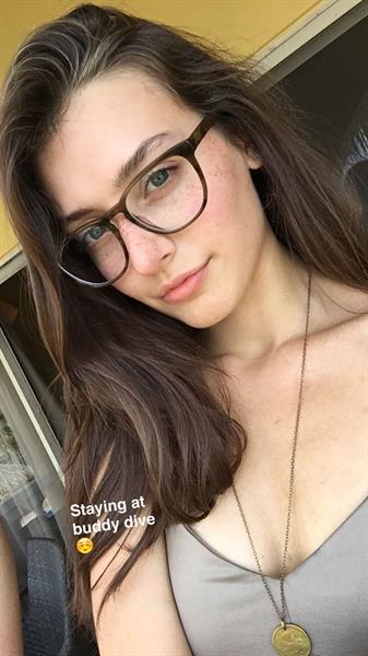 Jessica Clements taking a selfie