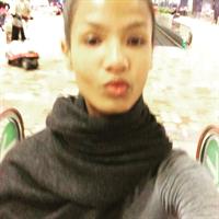 Ariela Oliveira taking a selfie