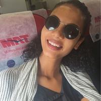 Ariela Oliveira taking a selfie