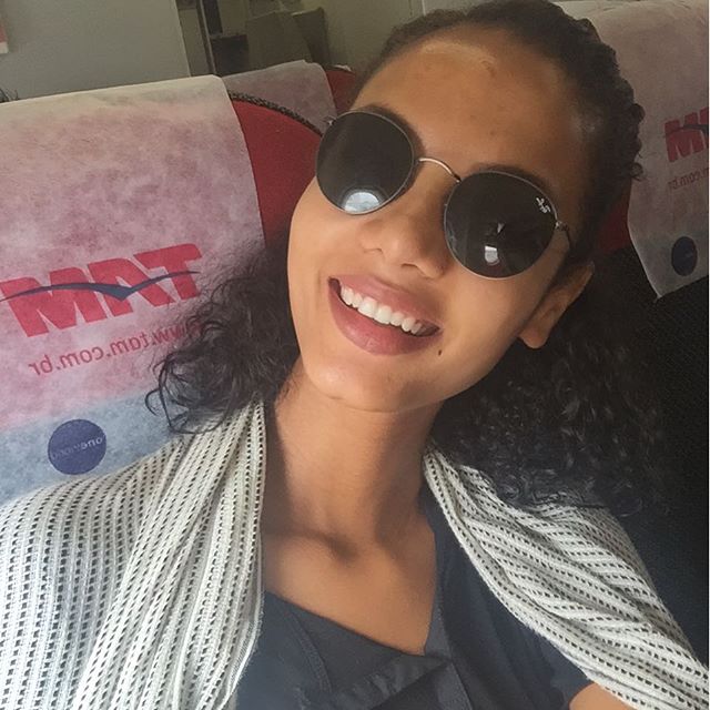 Ariela Oliveira taking a selfie