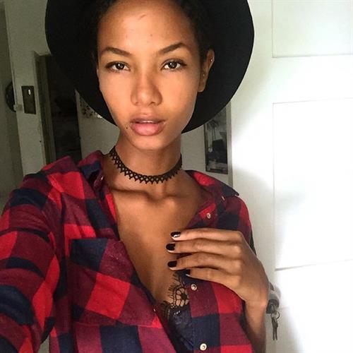 Ariela Oliveira taking a selfie