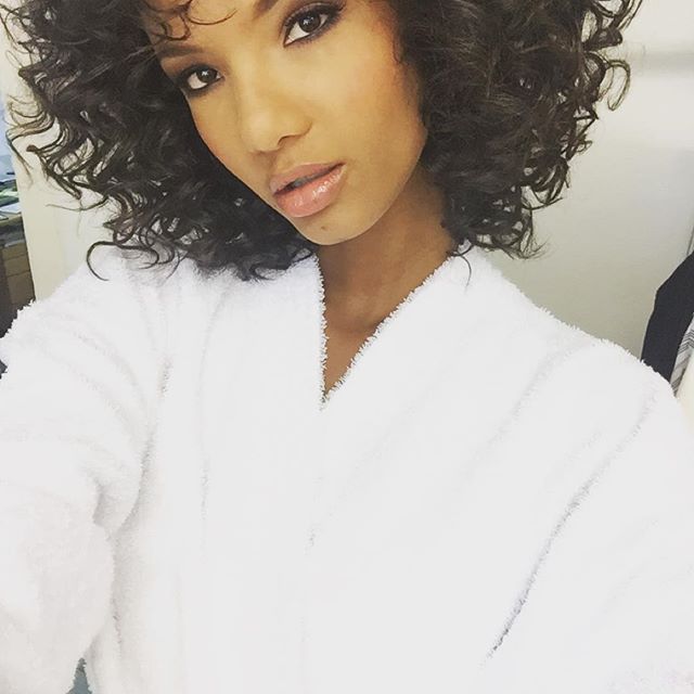 Ariela Oliveira taking a selfie