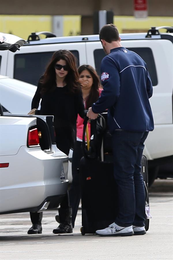 Selena Gomez returning to her home outside of Dallas 11/13/12 