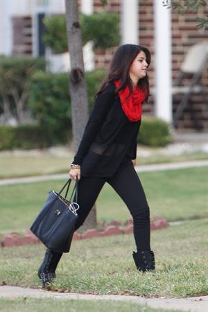 Selena Gomez Pictures Selena Gomez returning to her home outside of Dallas 11/13/12
