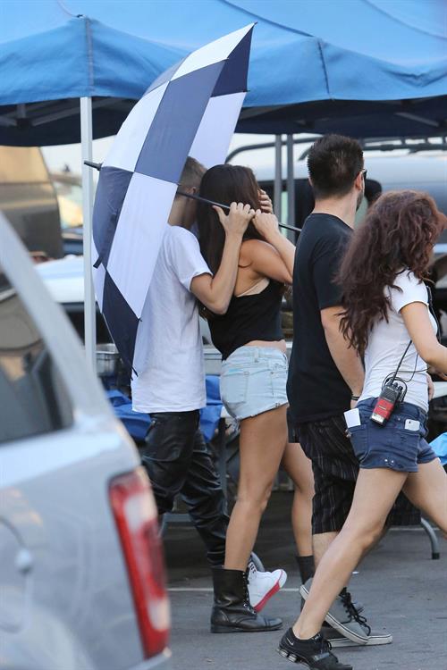 Selena Gomez - On the set of 'Feed the Dog' in Los Angeles Augusts 29, 2012