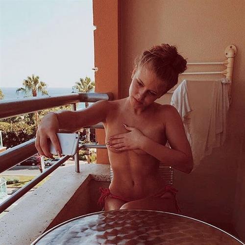 Zara Larsson taking a selfie