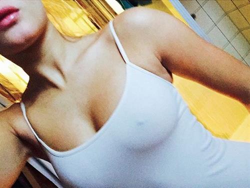 Zara Larsson taking a selfie