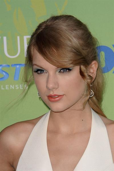 Taylor Swift at the 2011 Teen Choice Awards August 07, 2011 