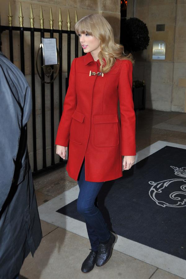 Taylor Swift leaving her hotel in Paris January 28, 2013 