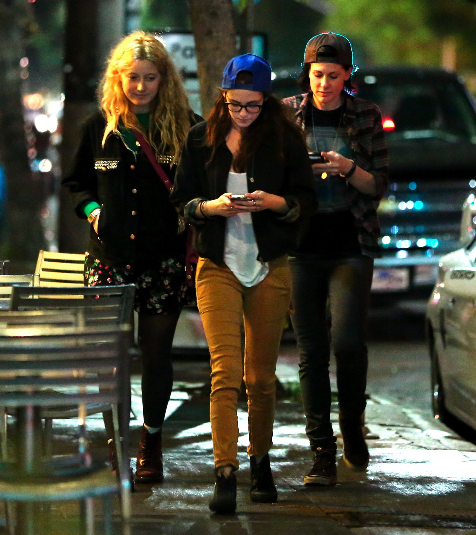 Kristen Stewart Pictures Texting in Los Feliz February 20, 2013