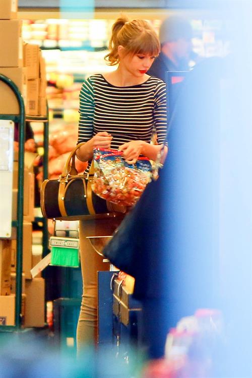 Taylor Swift grocery shopping in Studio City December 19, 2012