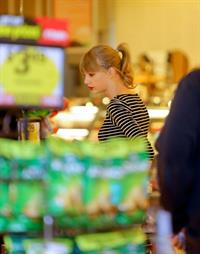 Taylor Swift grocery shopping in Studio City December 19, 2012