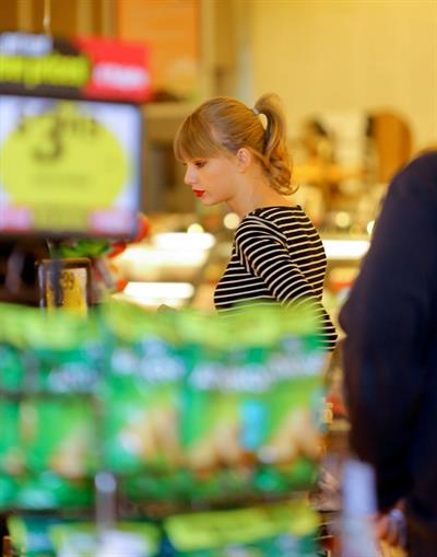 Taylor Swift grocery shopping in Studio City December 19, 2012