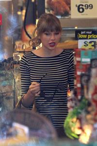 Taylor Swift grocery shopping in Studio City December 19, 2012