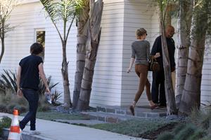 Taylor Swift grocery shopping in Studio City December 19, 2012