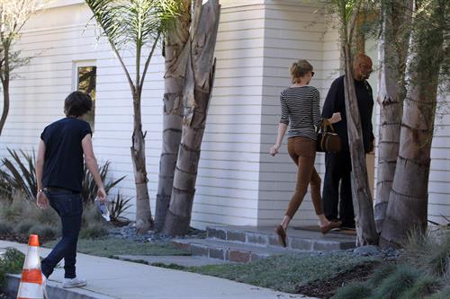 Taylor Swift grocery shopping in Studio City December 19, 2012