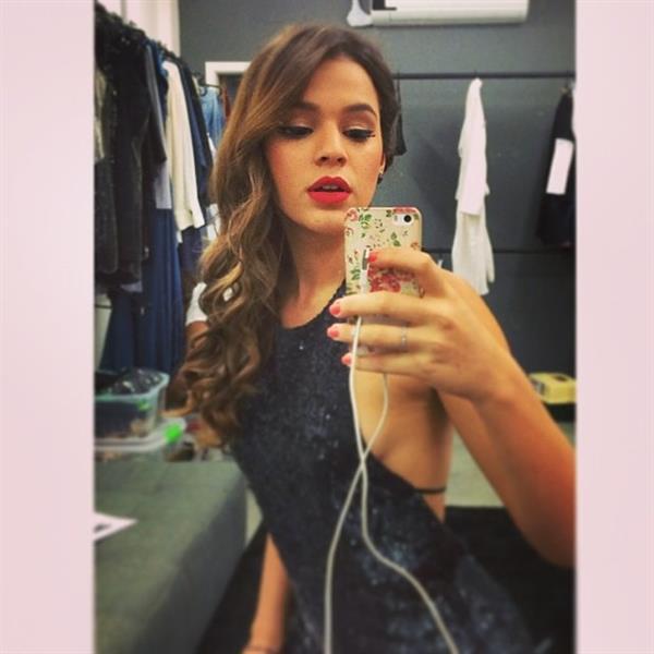 Bruna Marquezine taking a selfie