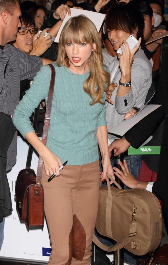 Taylor Swift at Narita International Airport in Tokyo November 21, 2012