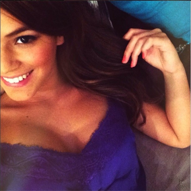 Bruna Marquezine taking a selfie