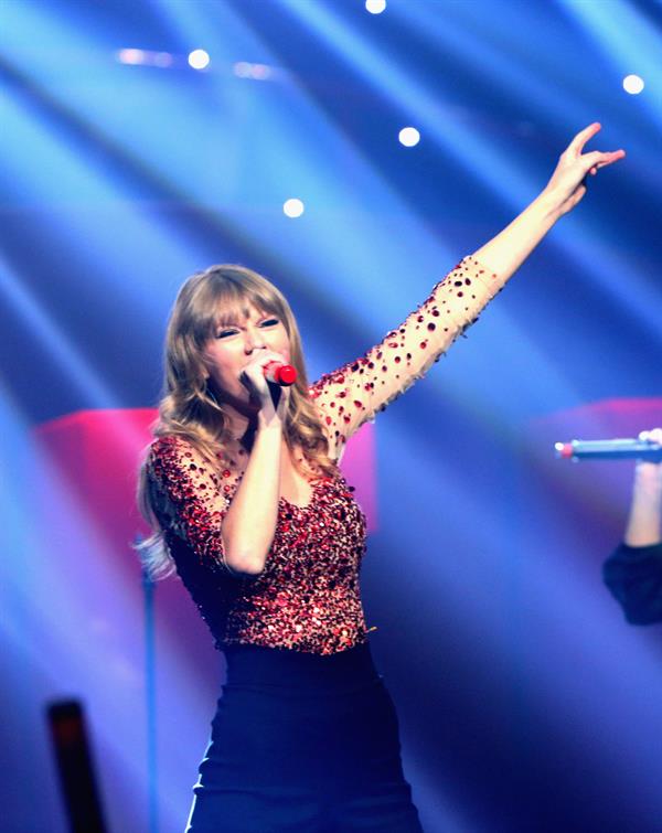 Taylor Swift at the KIIS FM 2012 Jingle Ball concert at Nokia Theatre in Los Angeles - December 1, 2012 