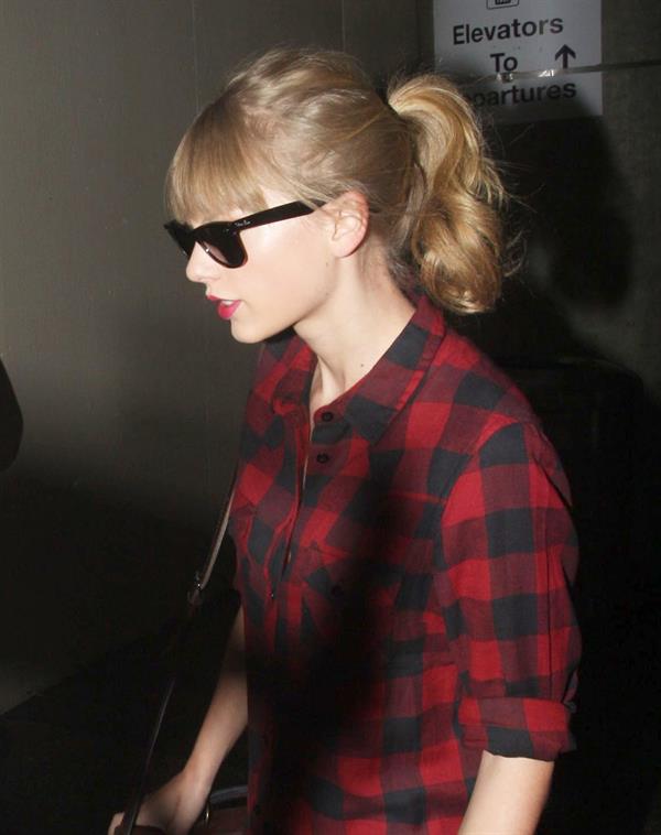 Taylor Swift arriving in Los Angeles from Sydney November 30, 2012