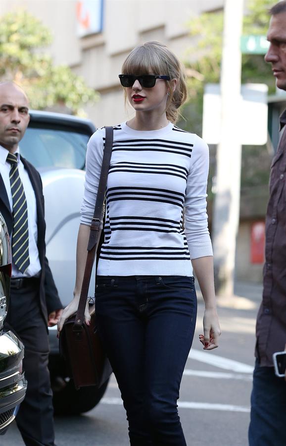 Taylor Swift grabs breakfast at Bills restaurant in Sydney 11/25/12 