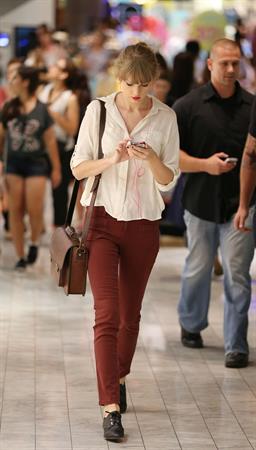 Taylor Swift out shopping in Sydney, Australia 