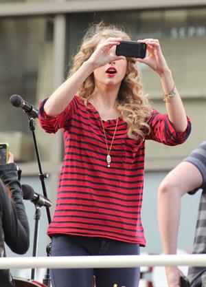 Taylor Swift surprise show at Hollywood Highland October 29, 2010