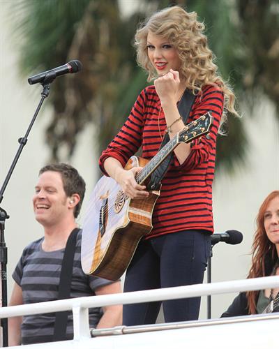 Taylor Swift surprise show at Hollywood Highland October 29, 2010