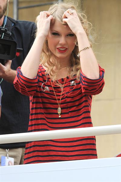 Taylor Swift surprise show at Hollywood Highland October 29, 2010