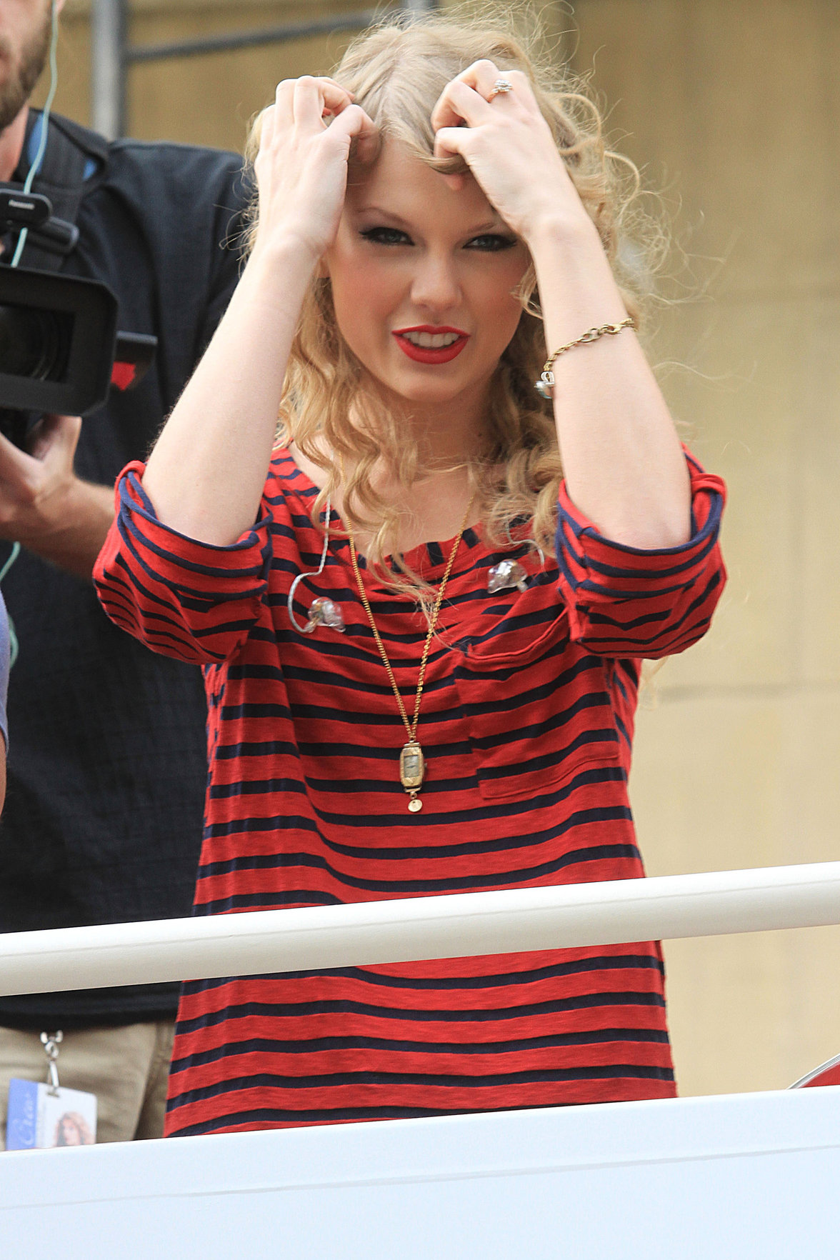 Taylor Swift surprise show at Hollywood Highland October 29, 2010