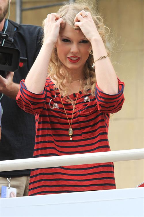 Taylor Swift surprise show at Hollywood Highland October 29, 2010