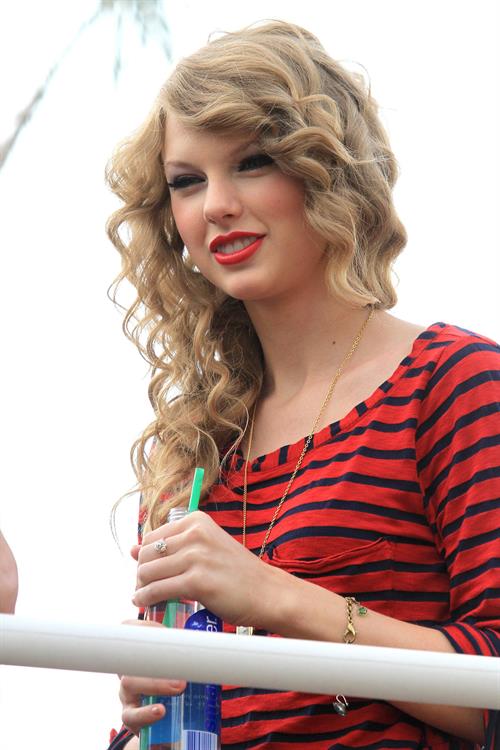 Taylor Swift surprise show at Hollywood Highland October 29, 2010