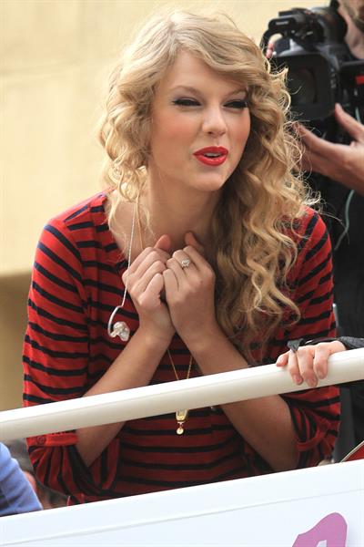 Taylor Swift surprise show at Hollywood Highland October 29, 2010