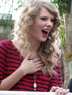 Taylor Swift surprise show at Hollywood Highland October 29, 2010