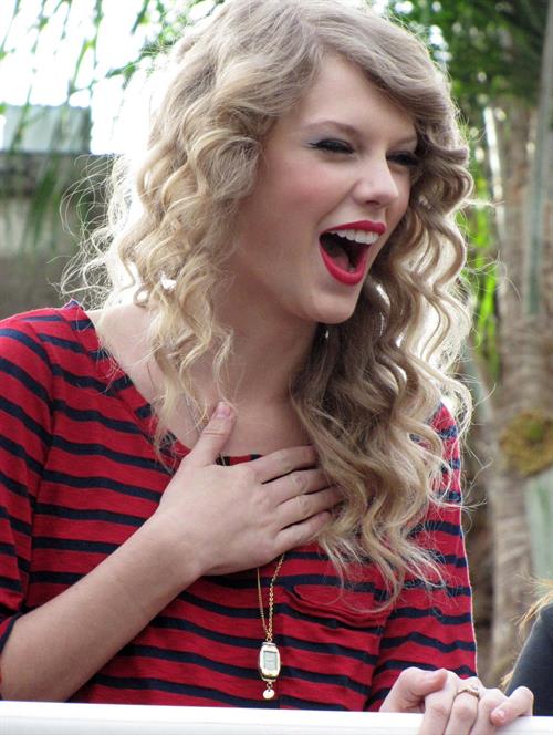 Taylor Swift surprise show at Hollywood Highland October 29, 2010