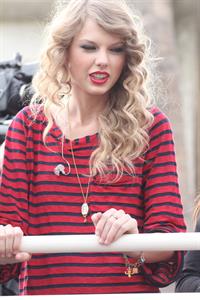 Taylor Swift surprise show at Hollywood Highland October 29, 2010