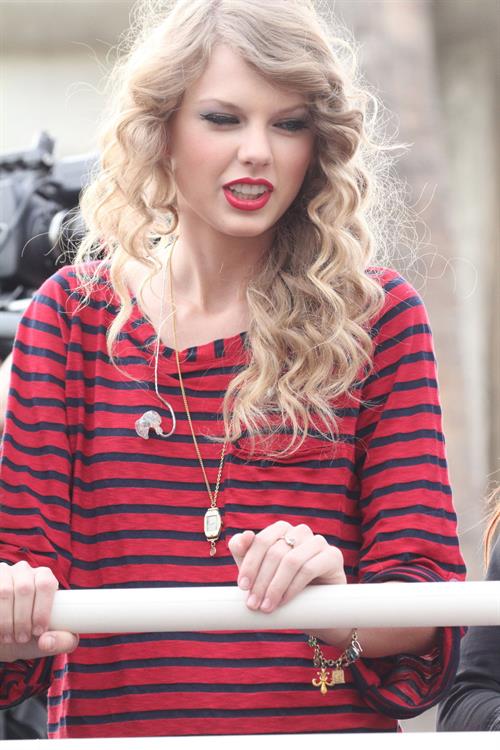 Taylor Swift surprise show at Hollywood Highland October 29, 2010