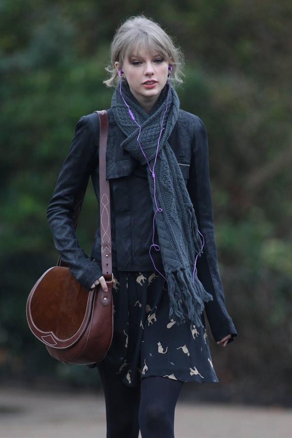 Taylor Swift goes shopping in London on January 24, 2012 