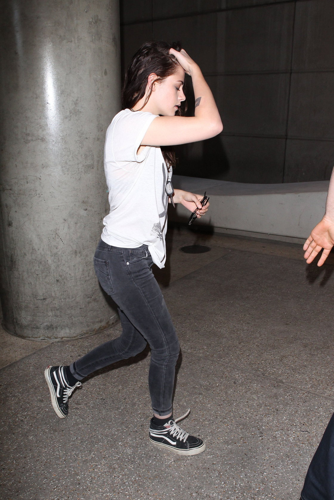 Kristen Stewart – Los Angeles airport arrival 10/4/13  