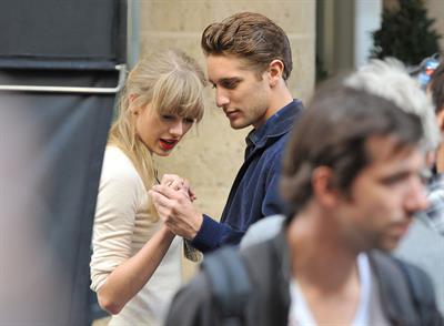 Taylor Swift films music video for ‘Begin Again’ in Paris 10/1/12 