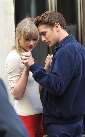 Taylor Swift films music video for ‘Begin Again’ in Paris 10/1/12 