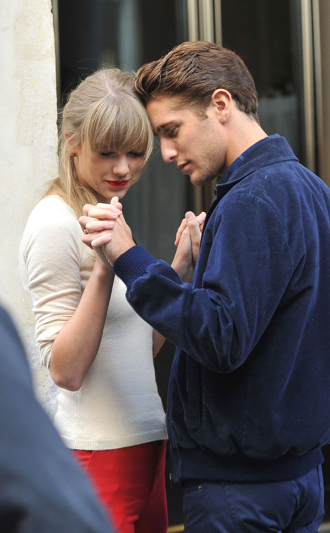 Taylor Swift films music video for ‘Begin Again’ in Paris 10/1/12 
