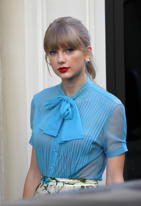 Taylor Swift films music video for ‘Begin Again’ in Paris 10/1/12 