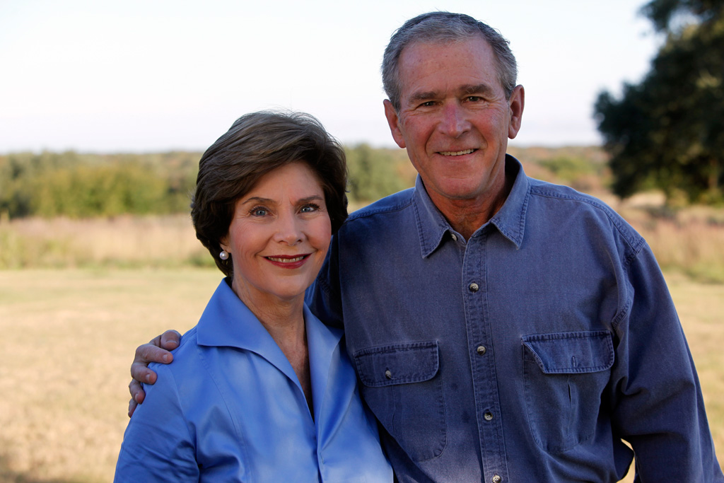 Жена джорджа буша старшего. Джордж Буш младший с семьей. Джордж Буш в молодости.
