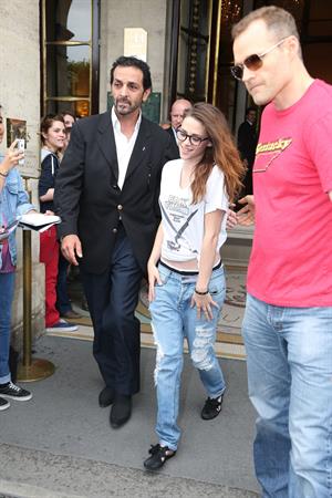 Kristen Stewart at Restaurant Le Castiglione in Paris (July 4, 2013) 