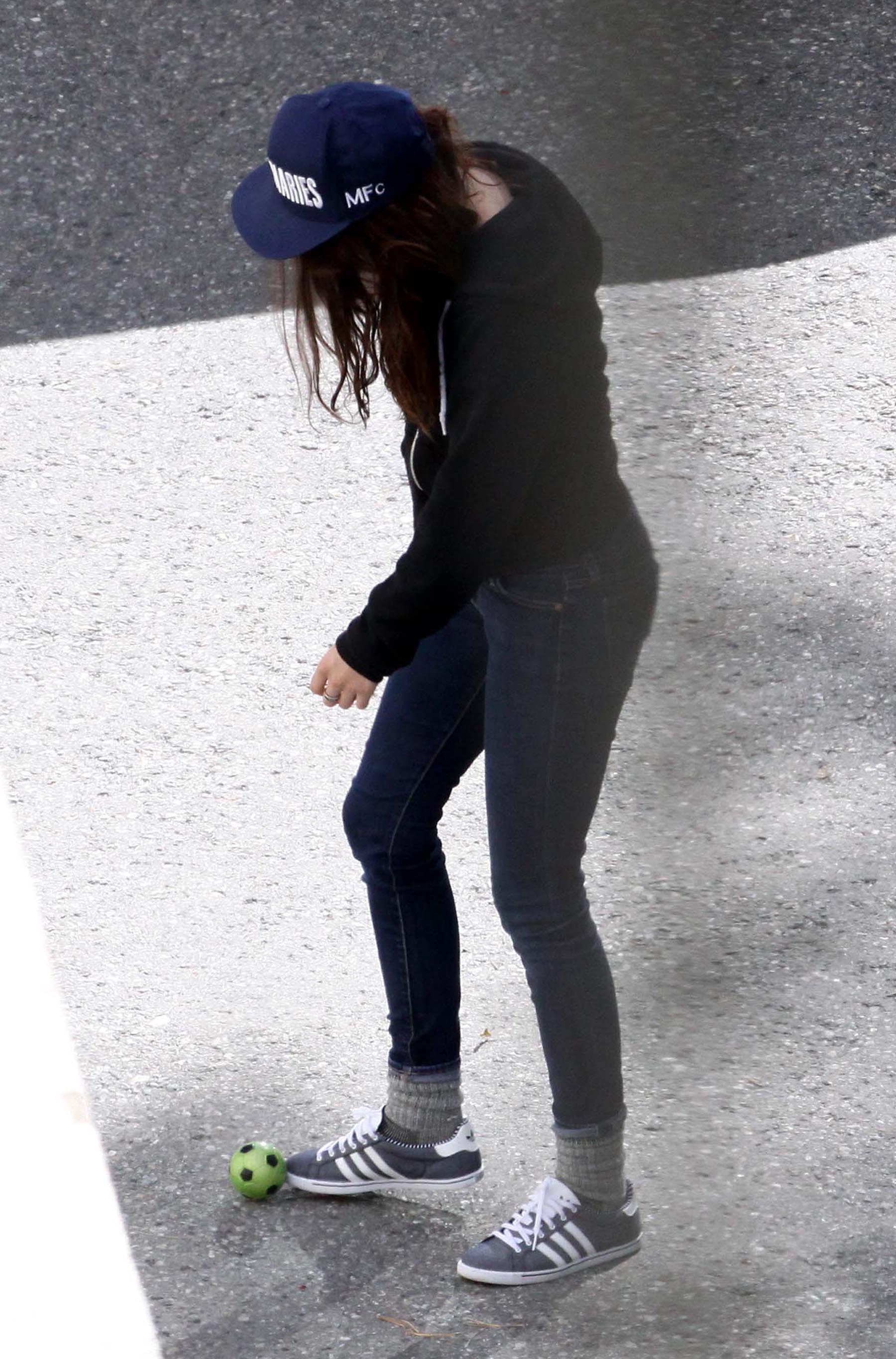 Kristen Stewart Pictures Kristen Stewart playing with a ball on the set of  Sils Maria  in Switzerland September 20, 2013