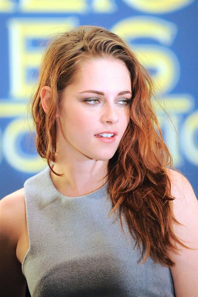 Kristen Stewart at Hollywood Foreign Press Association's Cecil B. Demille Award presentation in Beverly Hills 11/1/12