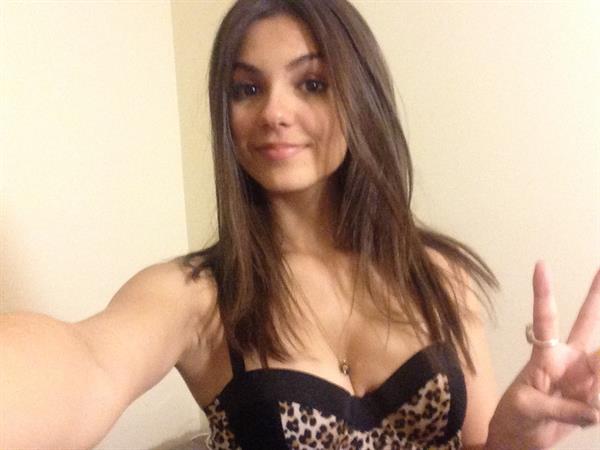 Victoria Justice taking a selfie